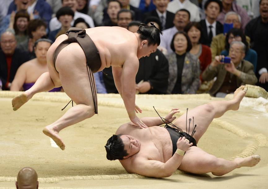 Campioni di lotta sumo al Grand Sumo Spring Tournament di Osaka (Ap)